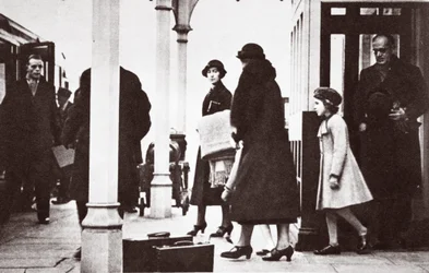 Prinses Elizabeth en Prinses Margaret Rose terugkerend naar Londen, januari 1936